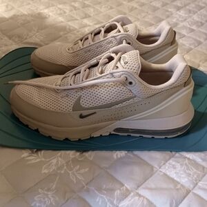 Nike Air Sneakers Beige